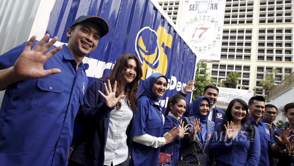 Sejumlah selebriti turut mengantar sejumlah perwakilan pimpinan Partai Nasional Demokrat (Nasdem) memasukkan berkas dan mendaftarkan calon legislatifnya untuk Pemilu 2019 di kantor Komisi Pemilihan Umum (KPU) Pusat, Jakarta, Senin (16/7/2018). Selain menjadi anggota partai selebritis seperti Tessa Kaunang, Eddies Adelia, Nafa Urbach, Kristina, Khrisna Murti, dan sejumlah selebriti lain sebagian menjadi calon legislatif yang didaftarkan partai tersebut. Partai Nasdem menjadi partai pertama yang melakukan pendaftaran calon legislatifnya untuk Pemilu 2019 di KPU.