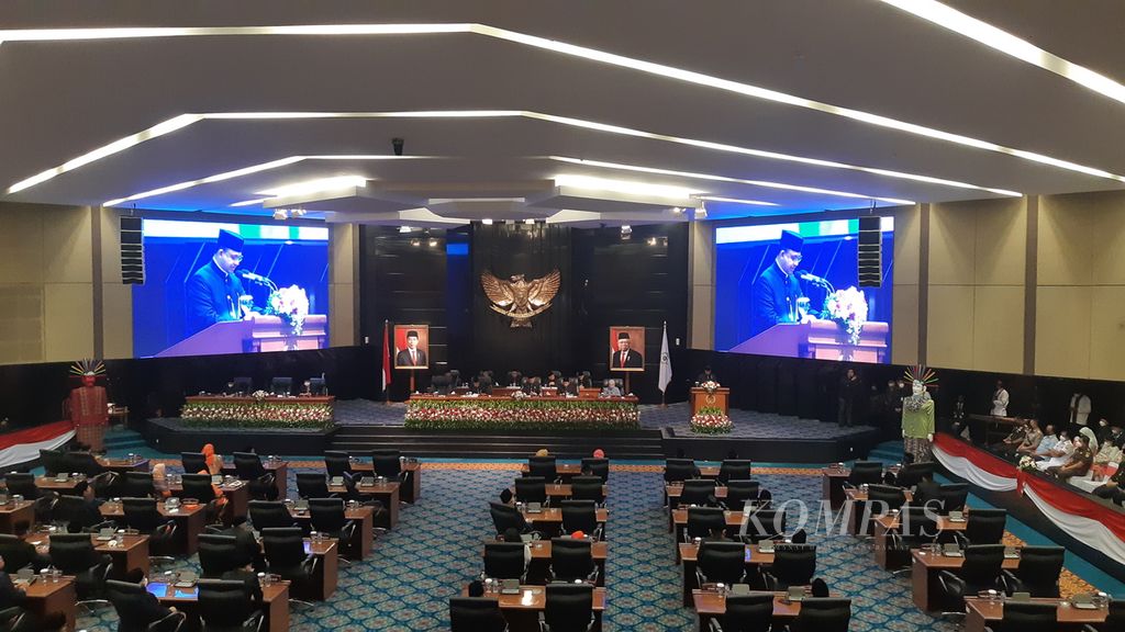  Ketua DPRD DKI Jakarta Prasetio Edi Marsudi memimpin Rapat Paripurna DPRD DKI Jakarta terkait HUT DKI Jakarta, Rabu (22/6/2022), di Gedung DPRD DKI Jakarta. Tahun ini, DKI Jakarta menggelar perayaan HUT dengan tema Jakarta Hajatan.