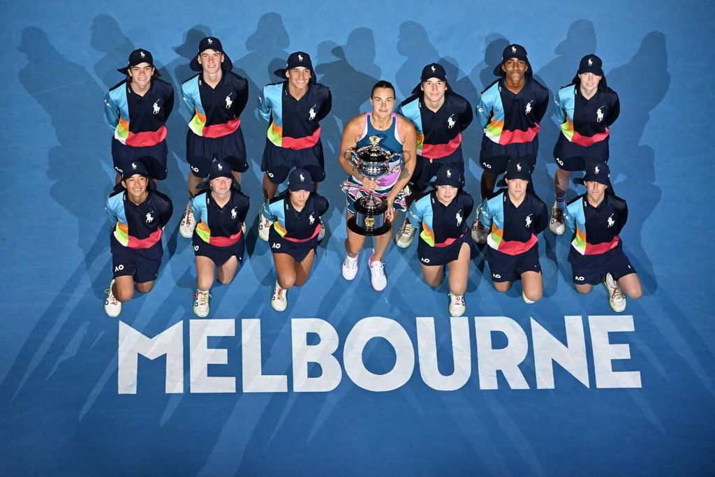 Petenis putri Belarus, Aryna Sabalenka, berfoto dengan anak-anak pemungut bola seusai menjadi juara Grand Slam Australia Terbuka di Melbourne Park, Melbourne, Sabtu (28/1/2023).