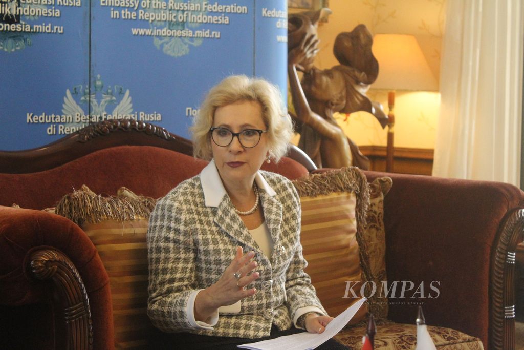 Duta Besar Rusia untuk Indonesia Lyudmila Vorobieva di kediamannya, di Jakarta, Rabu (8/6/2022), menyampaikan keterangan dalam konferensi pers tentang operasi militer khusus Rusia di Ukraina. 