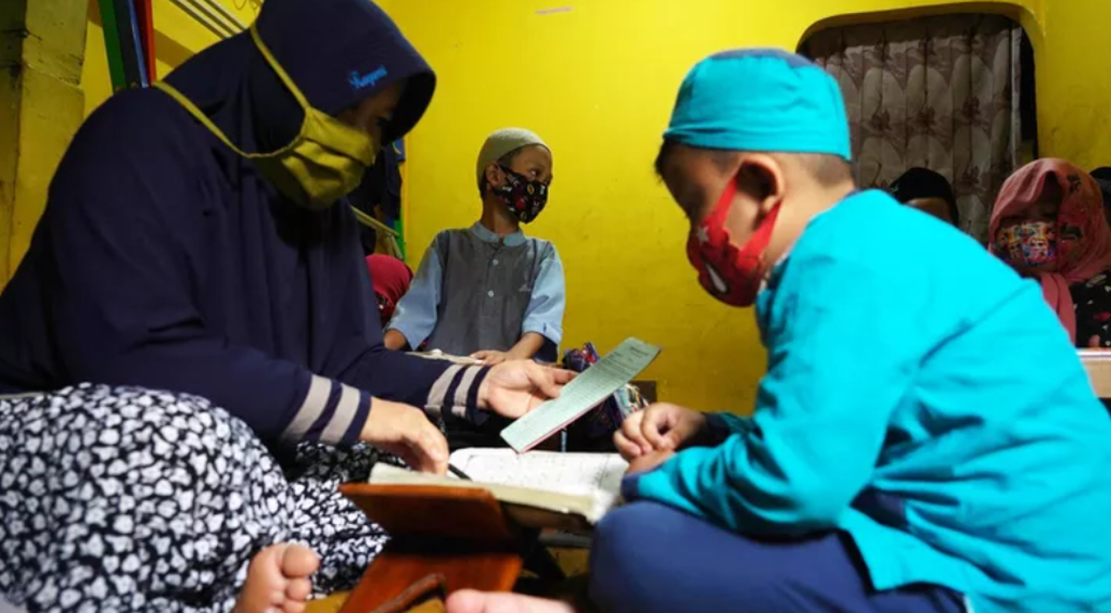 Sejumlah anak belajar mengaji di rumah Alifah (42), di Cibuluh, Bogor Utara, Kota Bogor, Jawa Barat, Senin (7/9/2020). Setelah beberapa bulan sempat terhenti, kegiatan belajar mengaji di tempat itu kembali dibuka dengan syarat tetap mewajibkan murid-muridnya mematuhi aturan penggunaan masker sebagai protokol kesehatan.