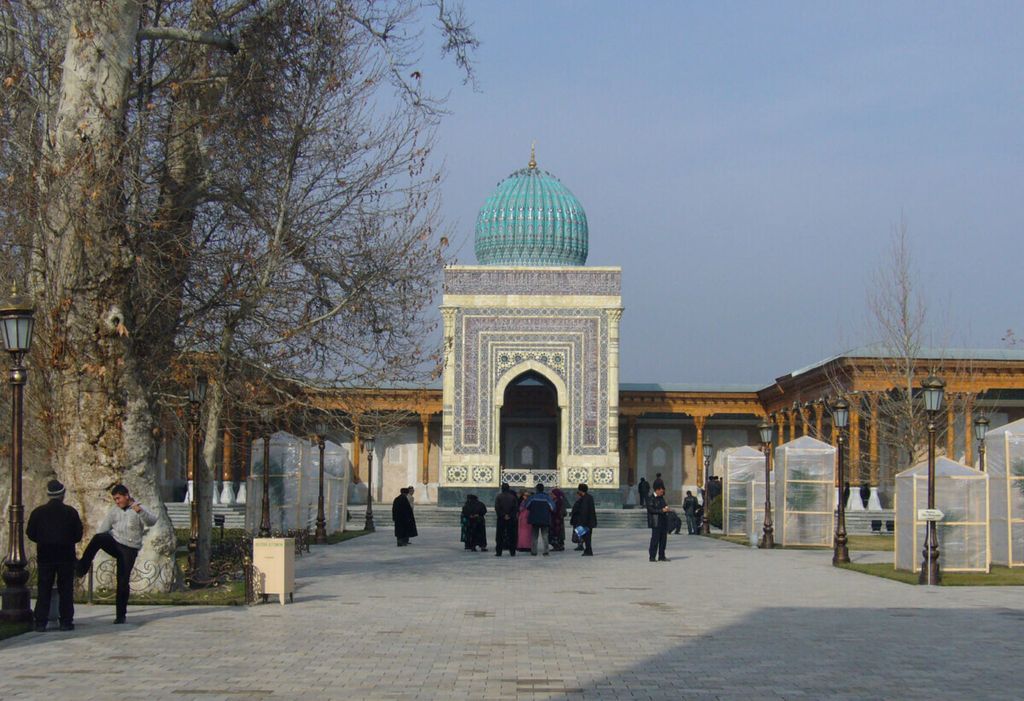 Kompleks makam imam hadis, Imam Bukhori, di Uzbekistan tidak lepas dari peran Presiden RI Soekarno yang meminta pemerintah setempat untuk menemukan makam sang imam pada tahun 1950-an. 