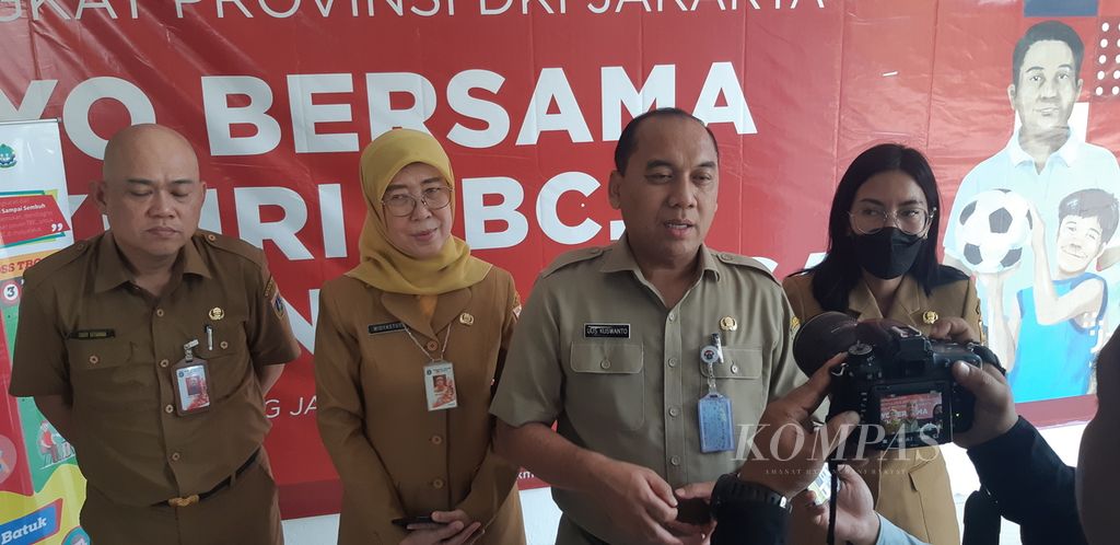 Kepala Dinas Kesehatan DKI Jakarta Widyastuti (kedua dari kiri) dan Asisten Kesejahteraan Rakyat Sekretaris Daerah Provinsi DKI Jakarta Uus Kuswantoro (kedua dari kanan) di Rusun Albo, Cakung Barat, Jakarta Timur, Selasa (21/3/2023).