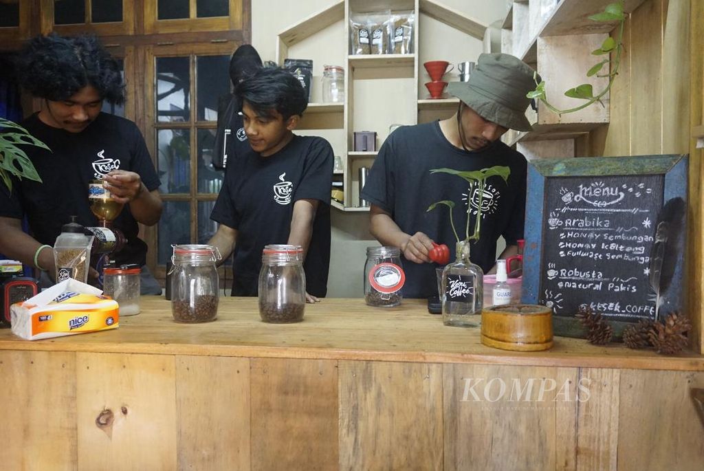 https://assetd.kompas.id/dOfkSQ-rr-LsKyG4vAEpx9jKOZk=/1024x685/filters:watermark(https://cdn-content.kompas.id/umum/kompas_main_logo.png,-16p,-13p,0)/https%3A%2F%2Fkompas.id%2Fwp-content%2Fuploads%2F2020%2F10%2F20201012egiC-petanikopi_1602498673.jpg