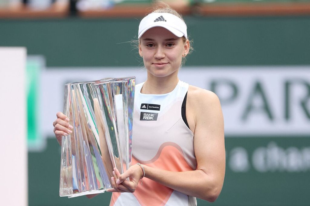 Petenis Kazakhstan Elena Rybakina berpose dengan trofi yang diraihnya setelah mengalahkan petenis Belarus Aryna Sabalenka dalam final ajang WTA 1000 Indian Wells, di Indian Wells, California, AS, Minggu (19/3/2023). 