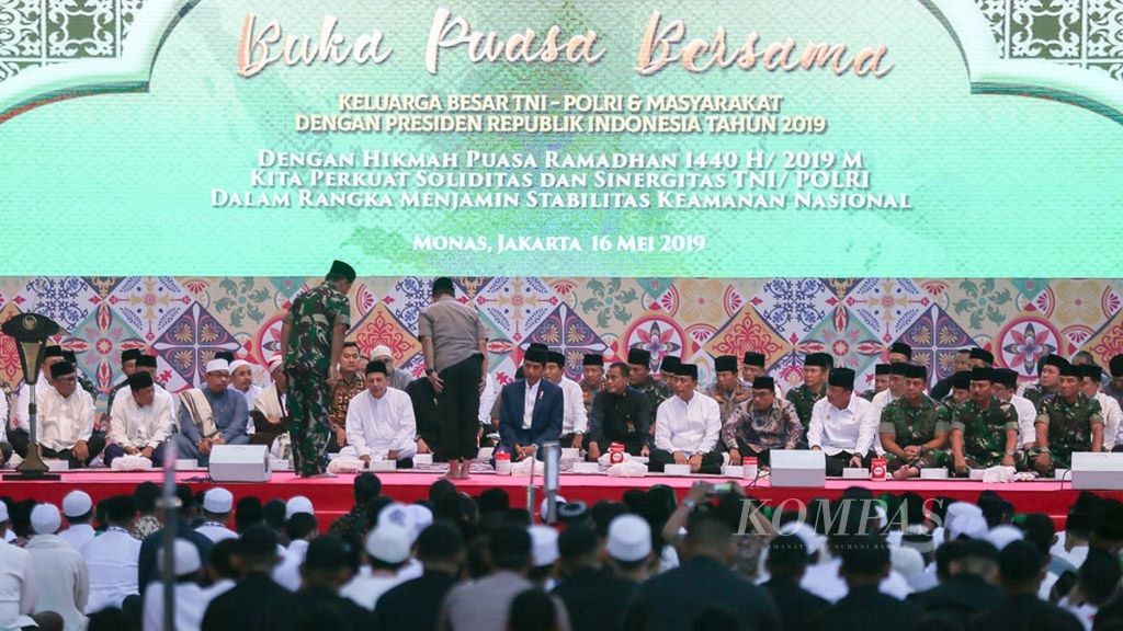Presiden Joko Widodo (tengah) didampingi Panglima TNI Marsekal Hadi Tjahjanto (kiri depan) dan Kapolri Jenderal (Pol) Tito Karnavian (kanan depan) saat mengikuti acara buka puasa bersama keluarga besar TNI-Polri dan masyarakat di kawasan Monumen Nasional, Jakarta, Kamis (16/5/2019). 