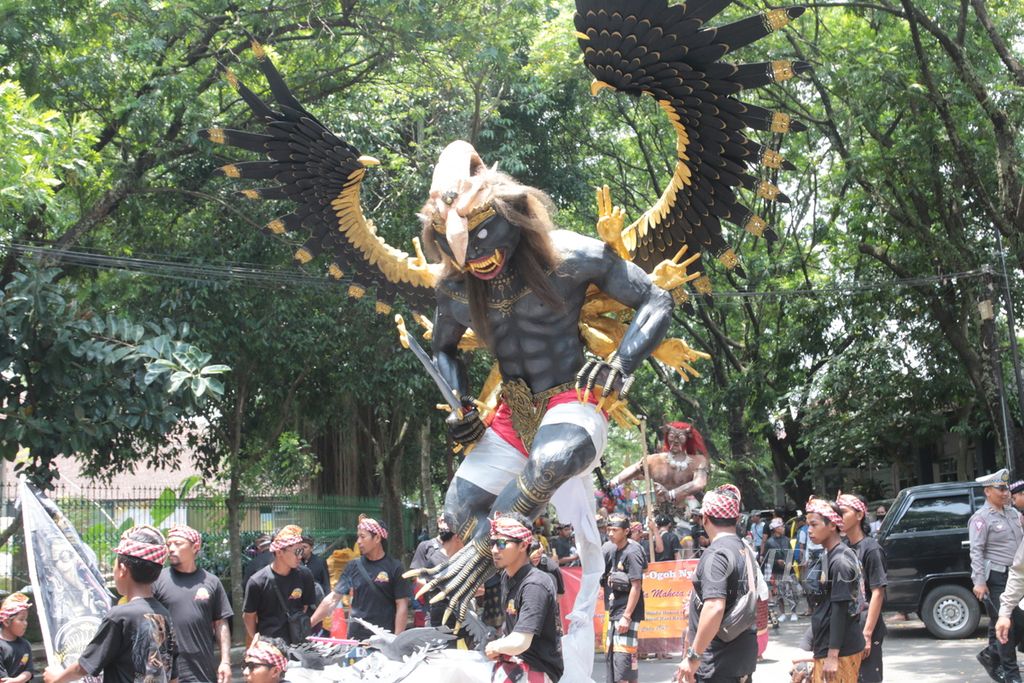 Suasana pawai ogoh-ogoh di Kota Malang, Jawa Timur, Selasa (21/03/2023). 