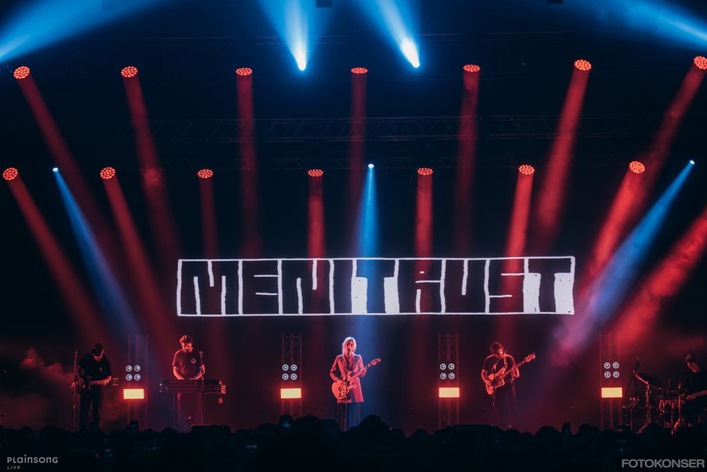 Band Men I Trust asal Kanada tampil dalam rangkaian tur Asia-Oceania 2023 di Hall Basket, Gelora Bung Karno, Jakarta Pusat, Selasa (14/3/2023). Dalam konser berdurasi sekitar 70 menit ini, mereka membawakan lagu-lagu dari album terbaru seperti ”Organon”, ”Serenade of Water”, ”Sugar”, dan ”Tree Among Shrubs”. Ini adalah penampilan kedua mereka di Jakarta setelah main di sebuah festival pada 2019.