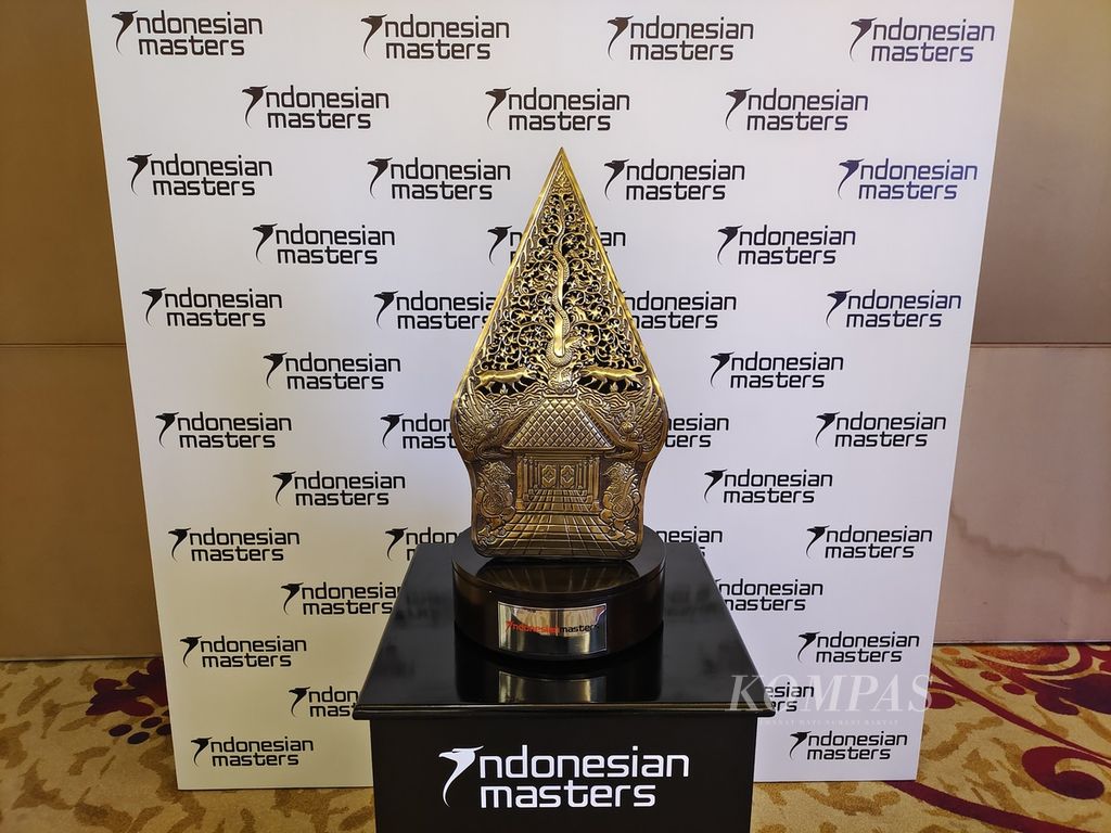 Piala untuk juara turnamen golf Indonesian Masters 2022 yang dipanjang dalam acara peluncuran Indonesian Masters 2022 di Jakarta, Kamis (29/9/2022). Usai menjadi acara unggulan Tur Asia pada 2017 yang menggantikan Kejuaraan Golf Thailand, turnamen golf profesional paling akbar di Indonesia, Indonesian Masters 2022 masuk dalam rangkaian seri internasional yang diluncurkan awal tahun ini melalui kerjasama Tur Asia dan LIV Golf selaku operator tur golf profesional yang dibiayai dana investasi publik Arab Saudi. Total hadiahnya pun naik dua kali lipat, dari 750 ribu dollar Amerika Serikat menjadi 1,5 juta dollar Amerika Serikat atau terbesar sepanjang sejarah kejuaraan golf di Tanah Air.