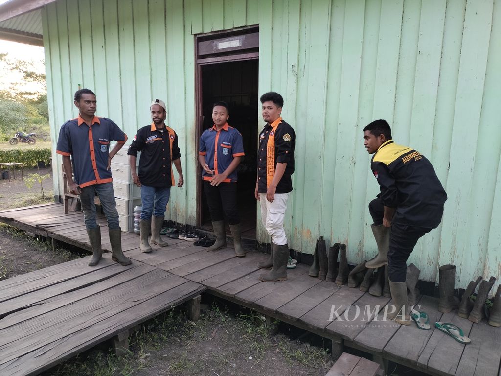 Sejumlah mahasiswa Universitas Musamus di Kabupaten Merauke, Papua Selatan, menjalankan program magang Kampus Merdeka secara mandiri di perusahaan Grup Medco Papua di Kampung Wapeko, Distrik Kurik, selama tiga bulan. Program Kampus Merdeka Mandiri dijalankan kampus untuk memenuhi hak belajar siswa di luar kampus lewat berbagai program, salah satunya magang di perusahaan.