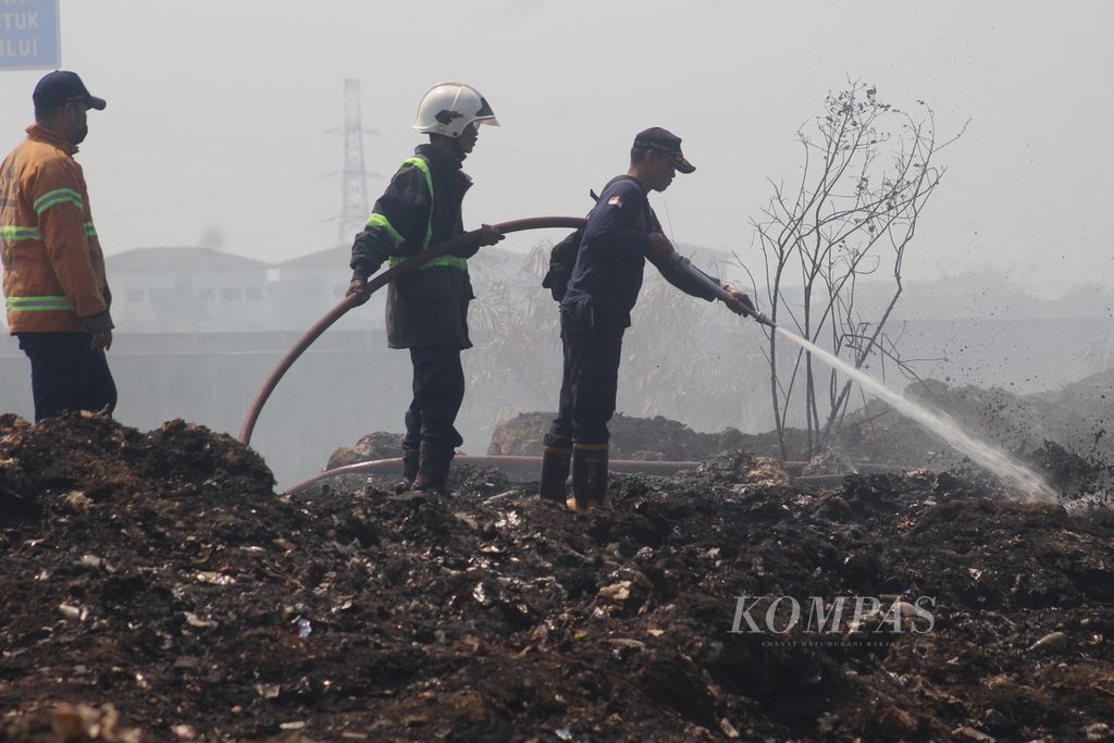 Petugas Pemadam Kebakaran Kabupaten Bekasi sedang memadamkan kebakaran di Desa Sumber Jaya, Kecamatan Tambun Utara, Kabupaten Bekasi, Selasa (26/9/2023). 