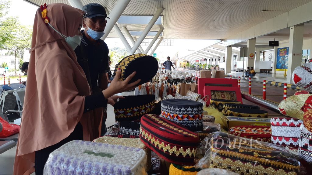 Pelaku UMKM di Lampung berjualan aneka produk makanan dan kerajinan tangan di Bandara Radin Inten II, Lampung Selatan, Senin (25/4/2022).