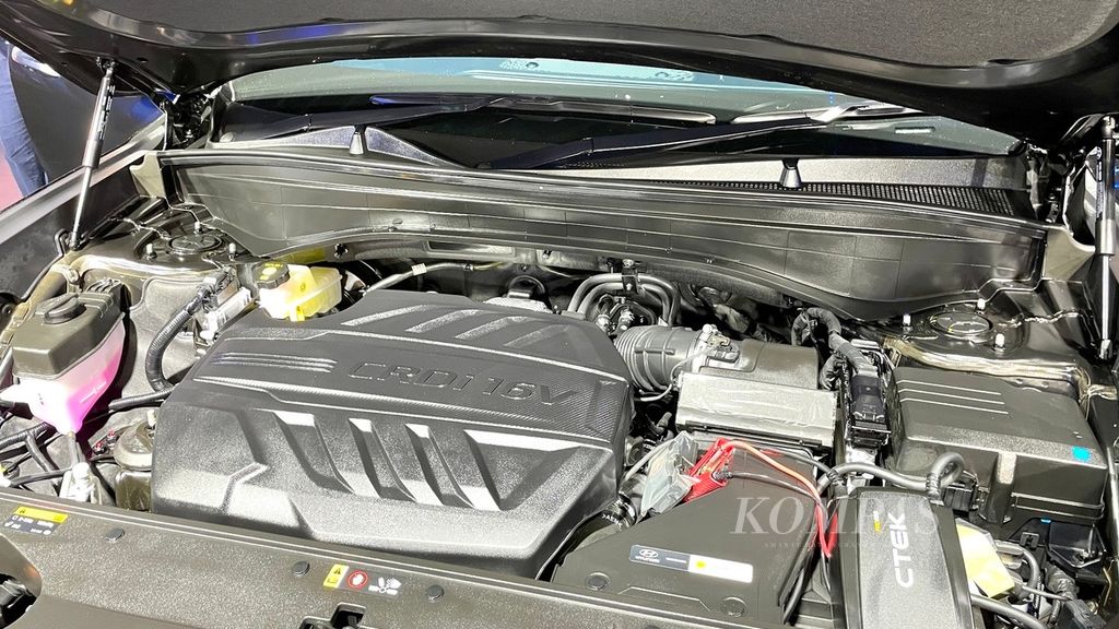 Ruang mesin Hyundai Palisade terbaru tak berubah dibandingkan versi sebelumnya. Mobil ini masih memakai mesin diesel 2,2 liter empat silinder segaris. Tenaga puncaknya adalah 200 PS, dengan torsi maksimum 440 Nm, tersalurkan melalui transmisi otomatis delapan percepatan.
