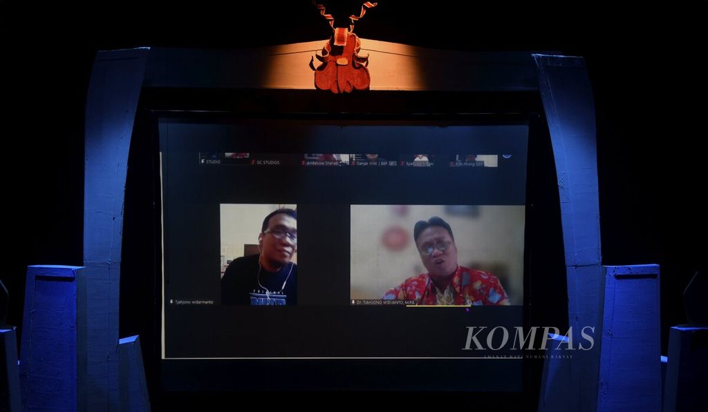 Sastrawan dari Ngawi Tjahjono Widarmanto dan Tjahjono Widianto membacakan puisi secara daring dalam peringatan 100 tahun penyair Chairil Anwar dan perayaan 10 tahun Hari Puisi Indonesia di Teater Kecil, Taman Ismail Marzuki, Jakarta, Selasa (26/7/2022). 