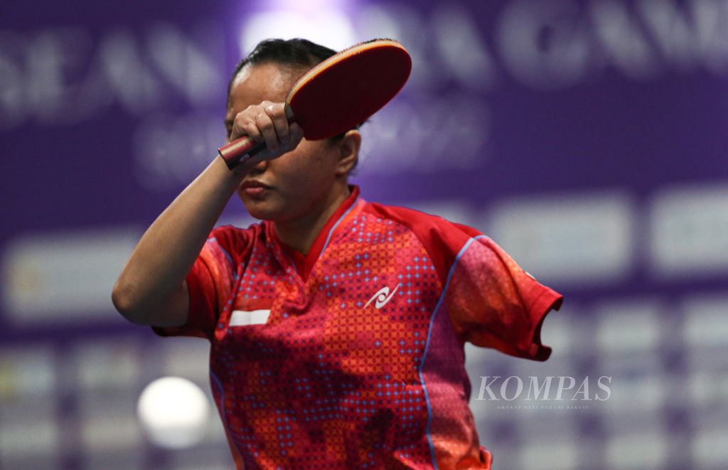 Penampilan atlet tenis meja Indonesia Hana Resti yang mempersembahkan medali emas pada final tunggal putri TT9 ASEAN Para Games 2022 di Solo Techno Park, Surakarta, Jumat (5/8/2022). 