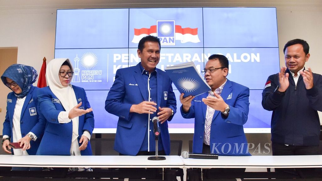 Sekretaris Panitia Pengarah Kongres V PAN 2020 Saleh Partaonan Daulay menerima berkas pendataran Wakil Ketua Umum PAN Asman Abnur (tengah) yang mendaftar sebagai calon ketua umum PAN di Kantor Sekretariat DPP PAN Jakarta, Sabtu (8/2/2020). 