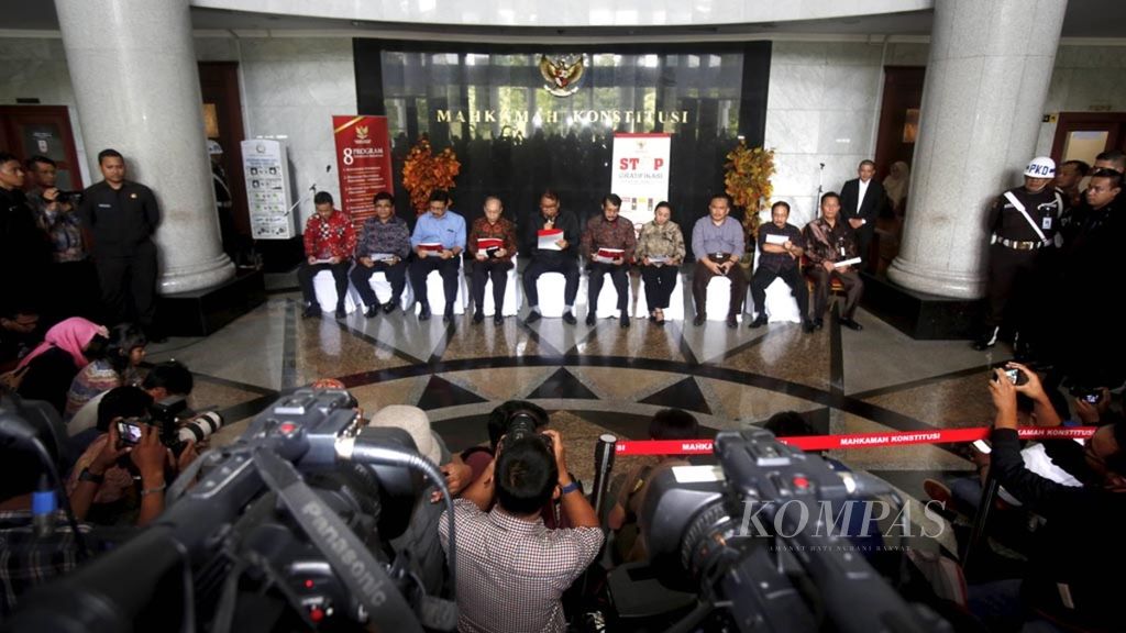 Ketua Mahkamah Konstitusi (MK) Arief Hidayat dan para hakim anggota MK menggelar konferensi pers di gedung MK, Jakarta, Kamis (26/1/2017). Dewan Etik di dalam Mahkamah Konstitusi berencana membentuk Majelis Kehormatan sehubungan dengan penangkapan Patrialis Akbar yang merupakan seorang hakim anggota MK oleh Komisi Pemberantasan Korupsi (KPK). 
