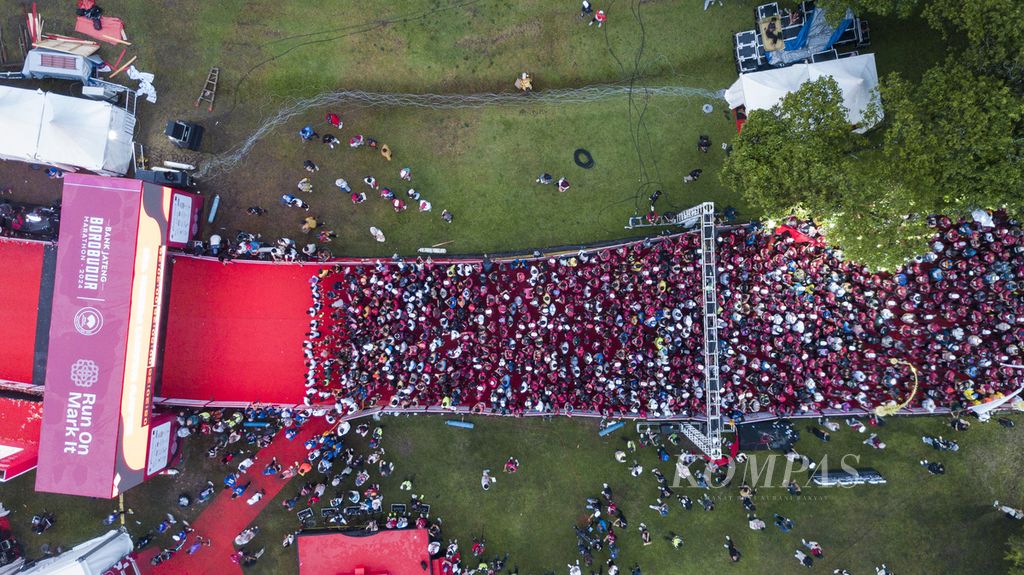 Pelari kategori 10K bersiap melaju dari titik start lomba Bank Jateng Borobudur Marathon 2024 di area Taman Lumbini Candi Borobudur, Magelang, Jawa Tengah, Minggu (1/12/2024). Borobudur Marathon tahun ini diikuti 10.500 pelari dari sejumlah daerah dan negara.