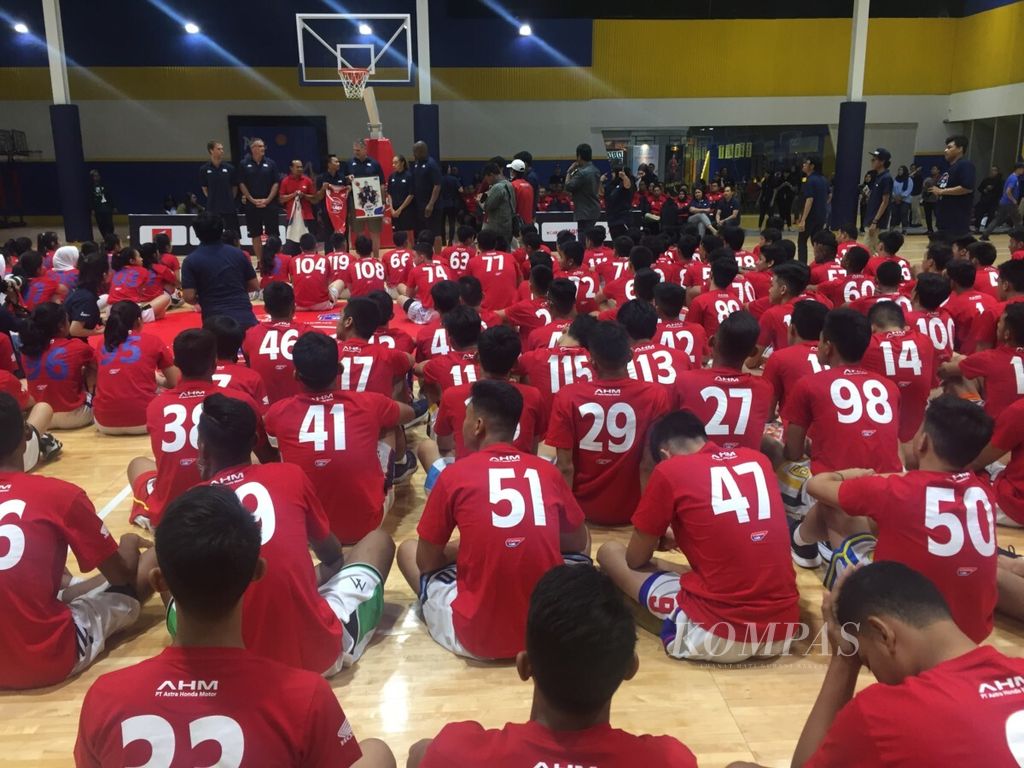 Suasana pembukaan Honda DBL Camp 2018, Selasa (27/11/2018), di DBL Academy, Surabaya, Jawa Timur. Kegiatan ini merupakan seleksi dan pemusatan latihan dengan mengundang 250 pebasket siswa siswi SMA dan 53 pelatih.
