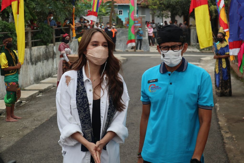 Menteri Pariwisata dan Ekonomi Kreatif Sandiaga Uno (kanan) bersama artis Cinta Laura (kiri) mengunjungi Desa Cibuntu, Kecamatan Pasawahan, Kabupaten Kuningan, Jawa Barat (31/5/2021). Dalam kunjungannya, Sandiaga mendorong desa-desa di Indonesia mengembangkan pariwisata seperti Desa Cibuntu. Desa wisata dinilai bisa membangkitkan perekonomian di tengah pandemi Covid-19.