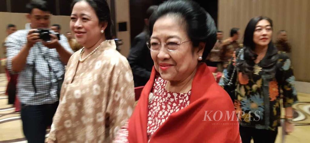Presiden ke-5 RI yang juga Ketua Umum PDI-P Megawati Soekarnoputri tiba di acara jamuan makan malam pengukuhan gelar untuk putrinya, Puan Maharani, di Semarang, Kamis (13/2/2020).