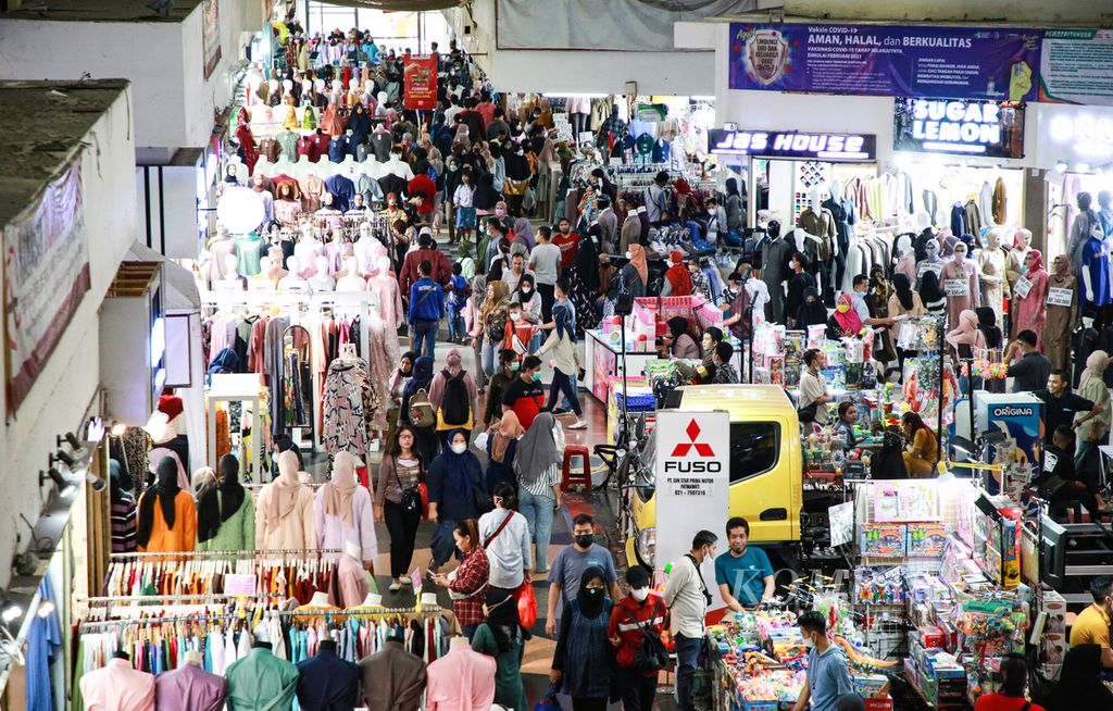 Suasana di Blok B Pasar Tanah Abang, Jakarta Pusat, Rabu (20/4/2022). Pelonggaran mobilitas masyarakat oleh pemerintah pada tahun ini disambut baik oleh masyarakat. Pencairan tunjangan hari raya (THR) bagi aparatur negara memicu meningkatnya belanja masyarakat menjelang Lebaran.