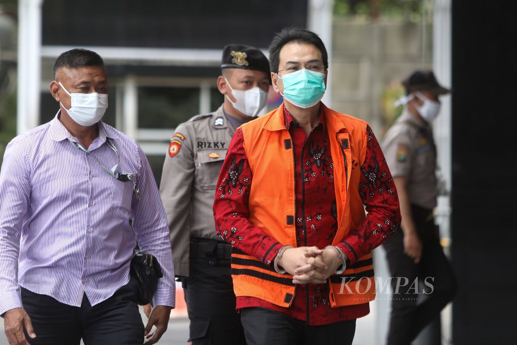 Bekas Wakil Ketua DPR Azis Syamsuddin turun dari mobil tahanan saat tiba di Gedung Komisi Pemberantasan Korupsi, Jakarta, Senin (22/11/2021).