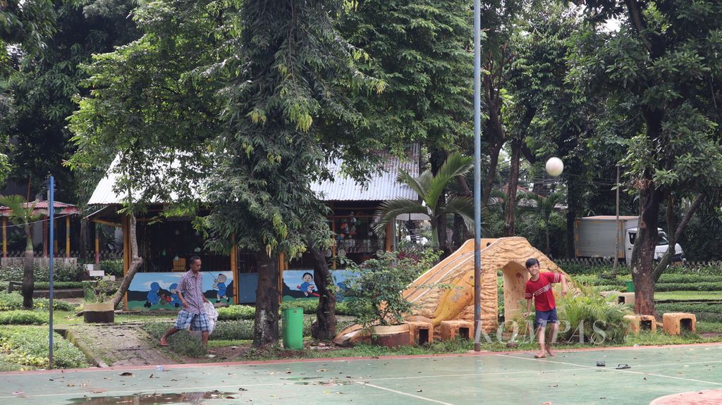 Warga beraktivitas di Kampung Berseri Astra Rawajati, Jakarta Selatan, Sabtu (25/2/2023).