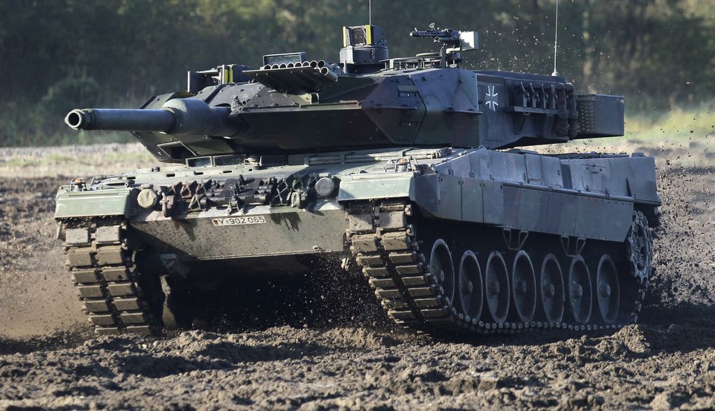 Sebuah tank Leopard 2 saat dipamerkan di hadapan awak media oleh Angkatan Bersenjata Jerman (Bundeswehr) di Munster dekat Hannover, Jerman, 28 September 2011. 