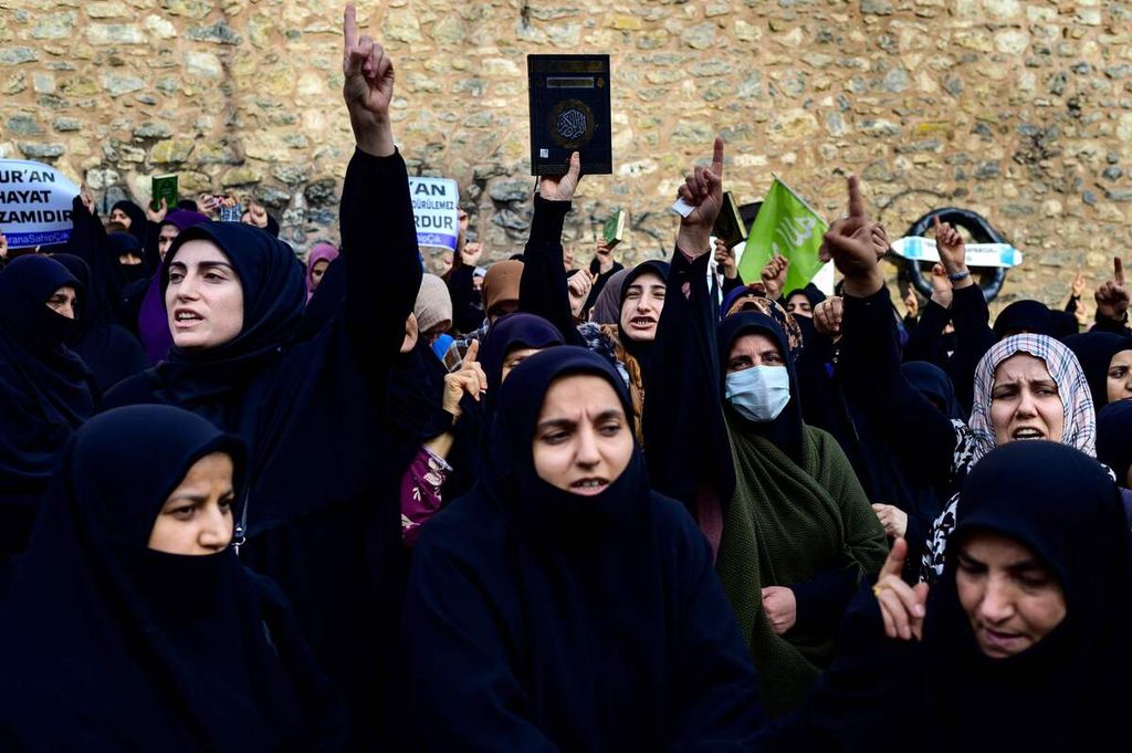 Pengunjuk rasa berkumpul di sepan Konsulat Jenderal Swedia di Istambul pada 22 Januari 2023 setelah Rasmus Pakudan, politisi sayap kanan Denmark-Swedia yang memimpin Partai Stram (Garis Keras) membakar salinan Al Quran di dekat Kedutaan Besar Turki di Stockholm. Ulah Poludan ini meningkatkan ketegangan Swedia dengan Turki.