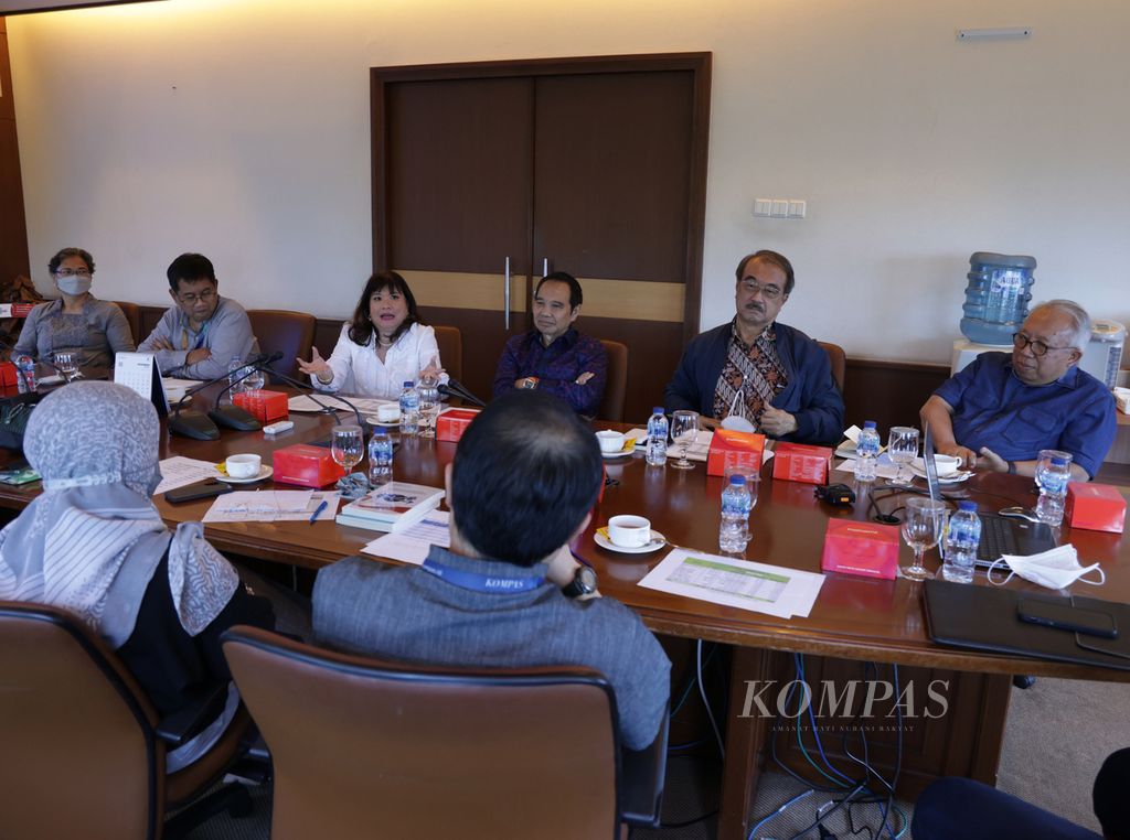 Ketua Bidang Perdagangan Asosiasi Pengusaha Indonesia (Apindo) Benny Sutrisno, Ketua Apindo Anton Supit, Wakil Ketua Umum Apindo Suryadi Sasmita dan Shinta Kamdani, Ketua Pengupahan Apindo Aloysius Budi, serta Ketua Komite Regulasi Apindo Myra Hanartani (dari kanan ke kiri) mengikuti diskusi pengupahan di Gedung Kompas Gramedia, Jakarta, Selasa (13/12/2022).