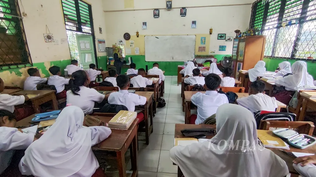 Sebanyak 31 murid kelas 5 SDN Duri Pulo 04, Jakarta Pusat, menempati kelas berukuran sekitar 56 meter persegi, Selasa 16/7/2025. Selama setahun ini, SDN Duri Pulo 04, menempati beberapa ruangan kelas dan musholla SDN Cideng 07 karena bangunan sekolahnya direnovasi.