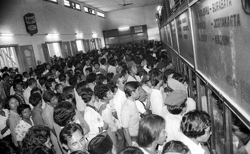Stasiun Gambir dipadati penumpang yang ingin mudik. Rupanya mereka ingin pulang jauh sebelum Puasa tiba dan menanti dengan tenang tibanya Hari Raya Idul Fitri di kampung. Mereka antri sejak jam 05.00 sedang loket karcis dibuka jam 16.00. Calo pun menggunakan kesempatan dalam kesempitan ini. Mereka menawarkan karcis Jakarta-Yogyakarta dengan harga Rp5.000,-, padahal harga resminya Rp2.400,-