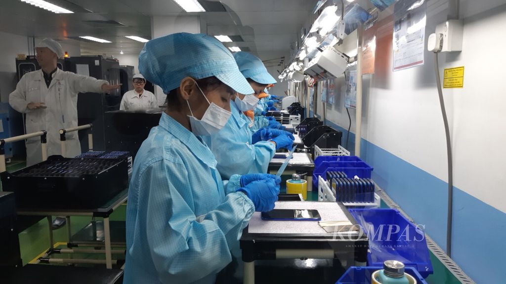 Ilustrasi - Sejumlah pekerja tengah melakukan satu proses sebelum menguji ketahanan ponsel Redmi Note 7 milik Xiaomi di pabrik PT Sat Nusapersada, di Batam, Senin (20/5/2019). Potensi kecerdasan artifisial atau AI yang sungguh besar memungkinkan kemunculan skema universal basic income, menurut sejumlah pihak. 