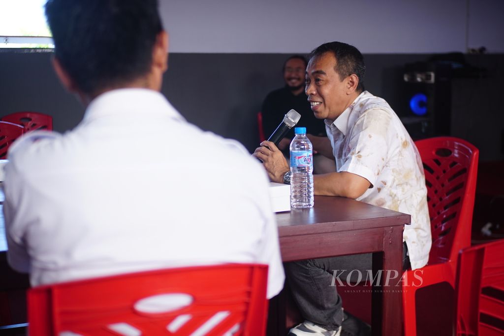 Sekretaris Insitut Dialog Antariman di Indonesia (Dian) atau Interfidei, Noorhalis Majid, memandu diskusi dalam latihan mengelola dan memaknai perbedaan untuk siswa SMA dan SMK yang digelar Institut Dialog Antariman di Indonesia (Dian) atau Interfidei, Senin (29/5/2023), di Manado, Sulawesi Utara. Latihan ini diberikan kepada 28 guru yang berasal dari sembilan sekolah.