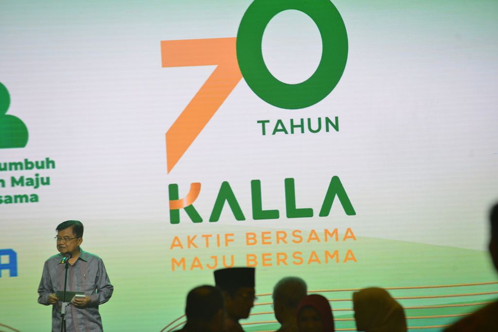 Mantan Wakil Presiden Indonesia Jusuf Kalla memberikan sambutan di acara Galla Dinner HUT ke-70 tahun Kalla Group di Grand Ballroom Kempinski, Jakarta, Jumat (28/10/2022). Kalla Group memberikan penghargaan bertajuk Kalla Award kepada pihak-pihak yang berkontribusi di bidang pendidikan, kemanusiaan, lingkungan, dan kewirausahaan dalam acara Gala Dinner ke-70 tahun Kalla.