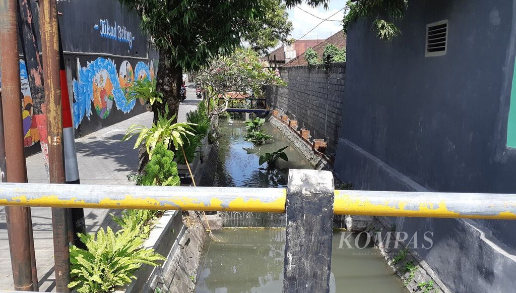 Tukad Beling di Banjar Sebelanga, Desa Dauh Puri Kauh, Kecamatan Denpasar Barat, Kota Denpasar, Minggu (31/7/2022), terlihat bersih dan rapi. Mural di sisi sungai kecil itu menjadi pengingat dan penyemangat warga untuk menjaga kebersihan dan keindahan sungai. 