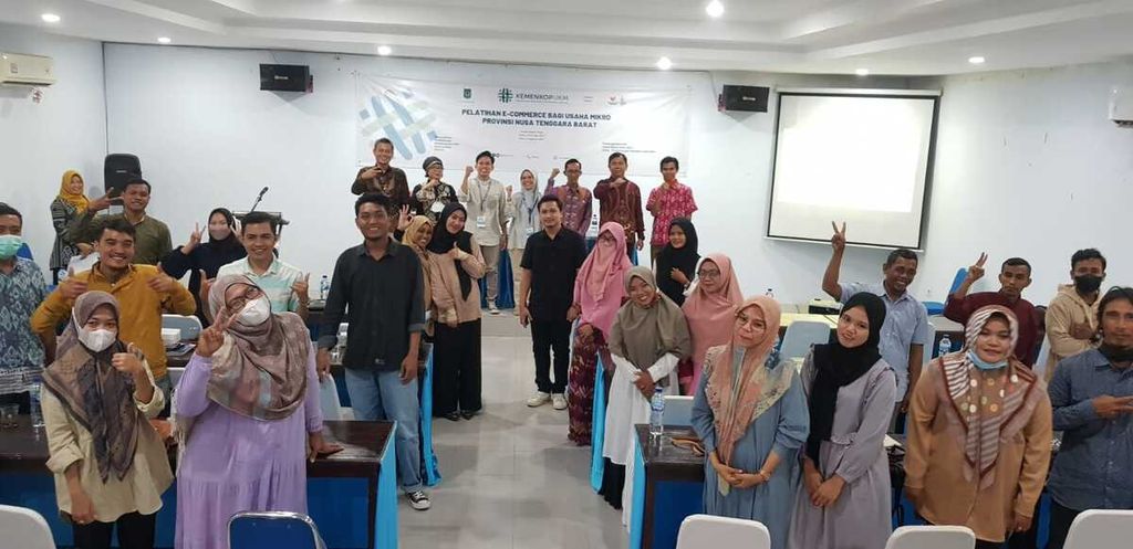 Demi mengejar target penciptaan wirausaha muda baru, Kementerian Koperasi dan UKM menggelar pelatihan e-dagang bagi pelaku usaha mikro di Bima, Nusa Tenggara Barat, Jumat (20/5/2022). 