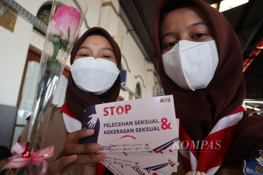 Anggota Pramuka menunjukkan bunga dan stiker berisi stop pelecehan seksual dan kekerasan seksual, Rabu (29/6/2022), di Stasiun Cirebon, Jawa Barat. Kampanye anti-pelecehan dan kekerasan seksual itu digelar oleh PT Kereta Api Indonesia (Persero) Daerah Operasi 3 Cirebon.