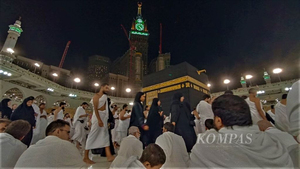 Penampilan Kabah di Masjidil Haram di Mekkah, Arab Saudi, Rabu (3/8/2022) pagi, yang telah bersih dari pembatas fiber dan tanda jarak barisan yang terpasang selama dua tahun pandemi. Pembatas itu dihilangkan seiring penurunan kasus Covid-19 di negeri tersebut. Dengan demikian, jemaah lebih leluasa melakukan tawaf dan dapat kembali mencium hajar aswad.