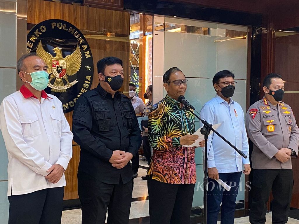 (Dari kiri) Kepala Badan Siber dan Sandi Negara (BSSN) Hinsa Siburian, Kepala Badan Intelijen Negara (BIN) Budi Gunawan, Menteri Koordinator Bidang Politik, Hukum, dan Keamanan Mahfud MD, Menteri Komunikasi dan Informatika Johnny G Plate, dan Kepala Polri Jenderal (Pol) Listyo Sigit Prabowo dalam konferensi pers di kantor Kemenko Polhukam, Jakarta, Rabu (14/9/2022).