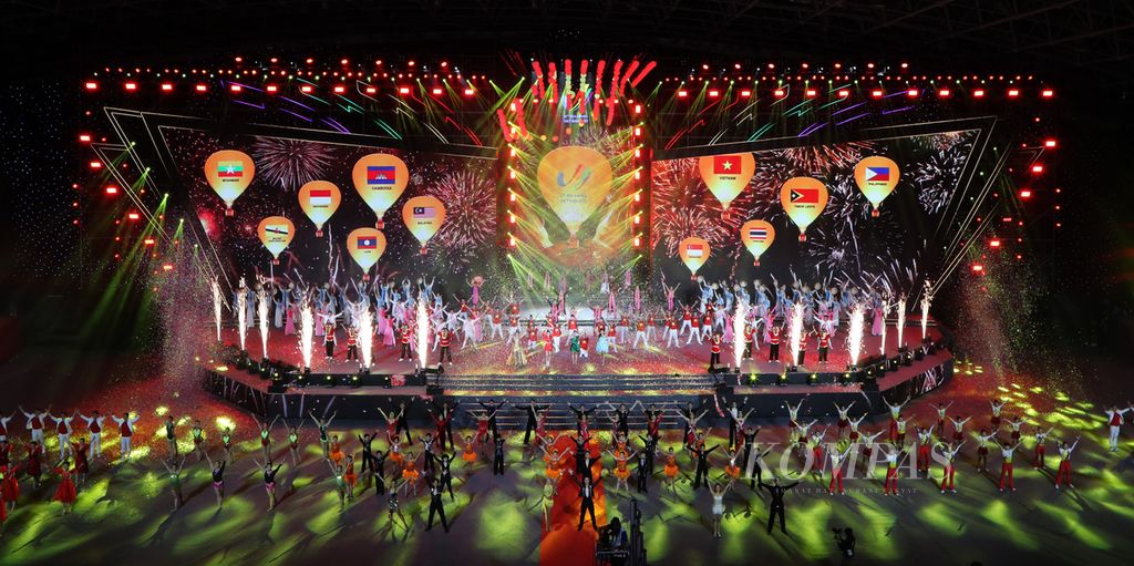 Suasana upacara penutupan SEA Games Vietnam 2021 di Stadion Vietnam Asian Indoor Game, Hanoi, Vietnam, Senin (23/5/2022). Dalam acara ini juga Kamboja ditetapkan sebagai tuan rumah SEA Games Ke-32 pada  2023. 