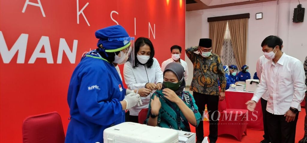https://assetd.kompas.id/e8Q4AB_jTv0oMlWFYLUhGgqbeXg=/1024x478/filters:watermark(https://cdn-content.kompas.id/umum/kompas_main_logo.png,-16p,-13p,0)/https%3A%2F%2Fkompas.id%2Fwp-content%2Fuploads%2F2021%2F05%2Fvaksin2_1621867713.jpeg