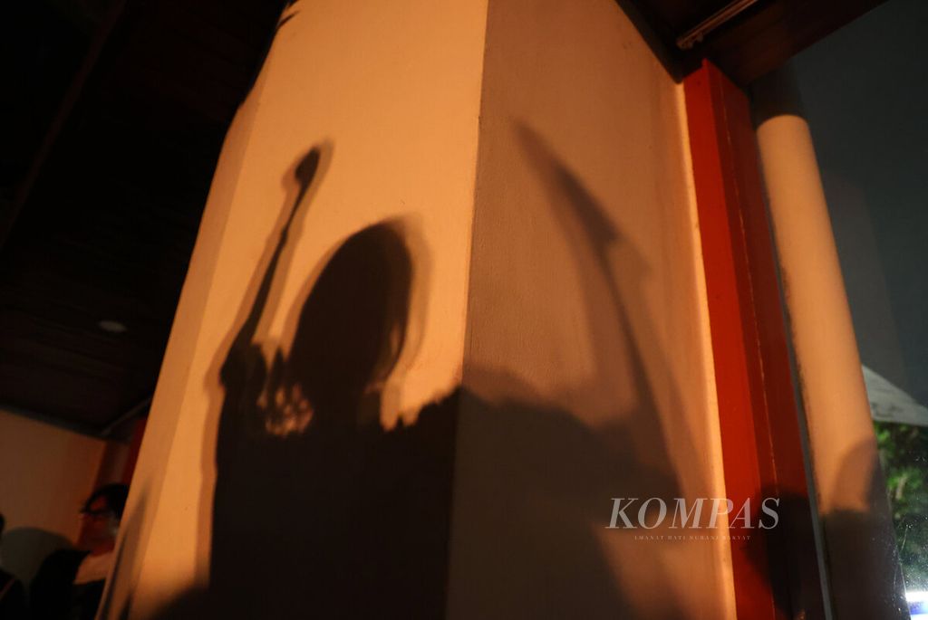 Bayangan penonton saat menikmati konser musik September Hitam dengan turut menari dan bernyanyi di Auditorium Imam Barjo, Pleburan, Kota Semarang, Jawa Tengah, Sabtu (20/9/2025).