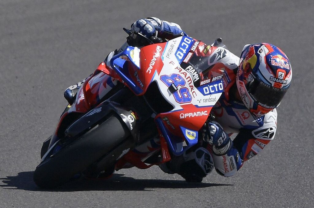 Pebalap tim Pramac Racing, Jorge Martin memacu motornya pada MotoGP seri Argentina di Sirkuit Termas de Rio Hondo, Argentina, Senin (4/4/2022). Martin menempati podium kedua pada akhir lomba. 