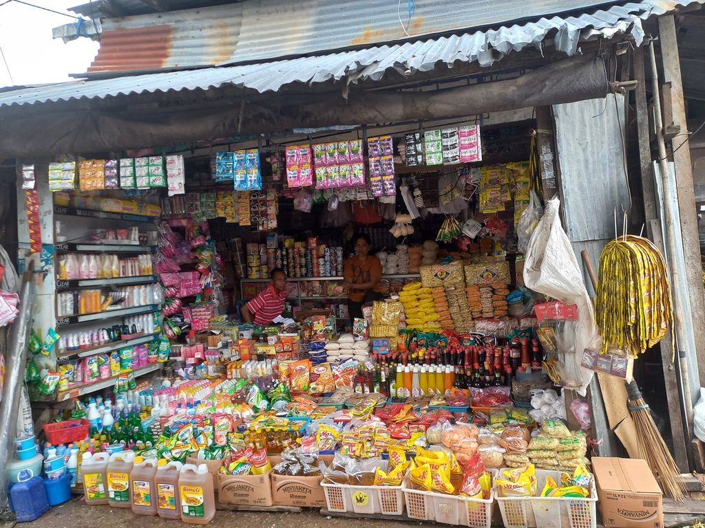 Harga minyak goreng relatif stabil di Pasar Naikote, Kupang, Rabu (15/2/2023). Minyakkita yang disubsidi pemerintah tidak banyak yang terjual di pasar itu. Menurut pedagang, mereka kesulitan mendapat Minyakkita sejak dua pekan terakhir. Harga Minyakkita Rp 17.000 per liter, sedangkan minyak Bimoli Rp 37.000 per 2 liter.