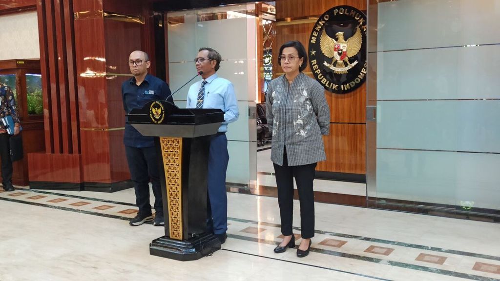 Menko Polhukam Mahfud MD (tengah) didampingi Kepala Pusat Pelaporan dan Analisis Transaksi Keuangan Ivan Yustiavandana (kiri) dan Menteri Keuangan Sri Mulyani (kanan) memberikan keterangan kepada wartawan terkait transaksi mencurigakan senilai Rp 349 triliun yang ditemukan di Kementerian Keuangan di Jakarta, Senin (20/3/2023).