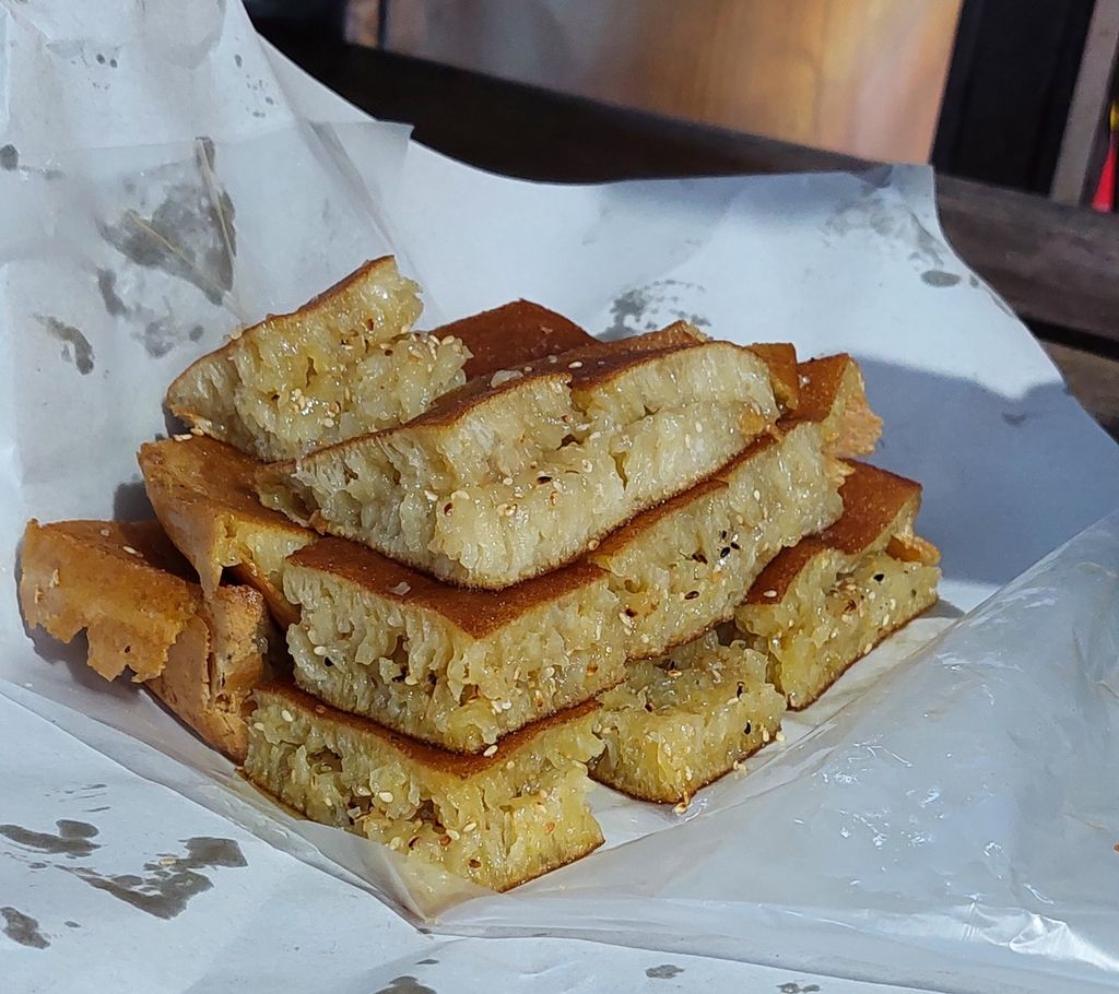 Varian rasa wijen dari Kue Tabok Apin yang berlokasi di Toboali, Bangka Selatan. Kue tabok atau hok lo pan atau martabak manis merupakan hidangan yang banyak dijajakan saat sore hari di sekitar Bangka.