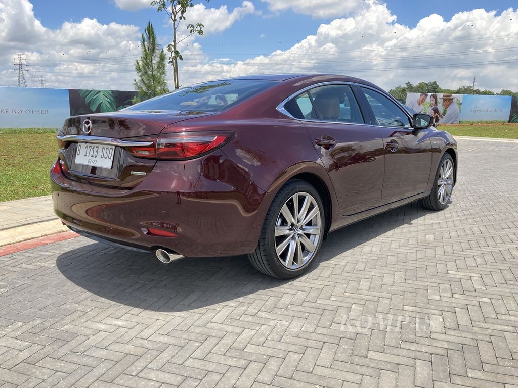 Tampak belakang Mazda 6 Artisan Red Premium. Dua model edisi terbatas Mazda, yakni Mazda CX-5 AWD dan Mazda 6 Artisan Red Premium, diuji singkat di kawasan BSD City, Tangerang, Banten, Selasa (7/3/2023).