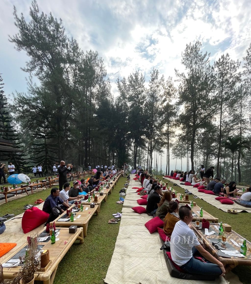 Para tamu bersiap menikmati sajian makan pagi di puncak Bukit Dagi di kompleks Taman Wisata Candi Borobudur di Magelang, Jawa Tengah, Sabtu (14/9/2022).